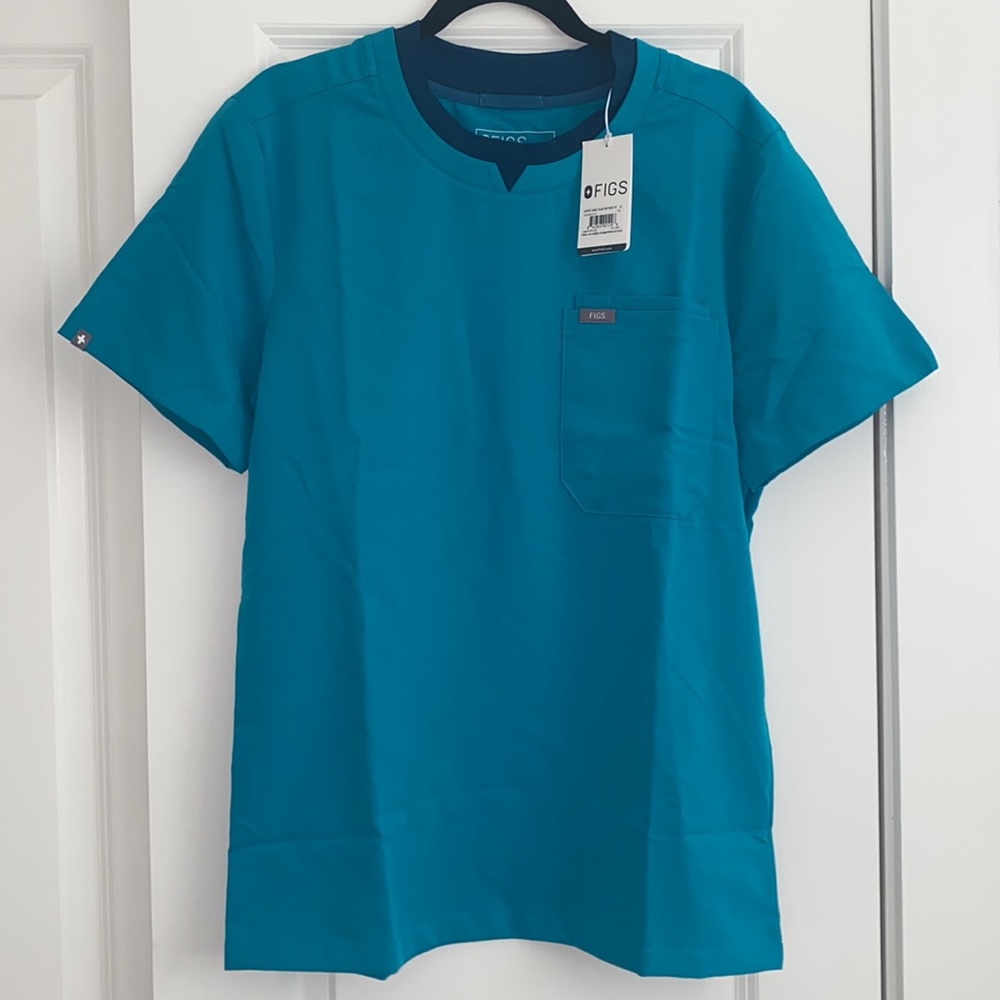 FIGS men’s double collar slim scrub top